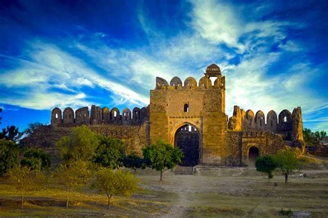  Rohtas Fort majestueux：穿越時空的古代堡壘奇觀！